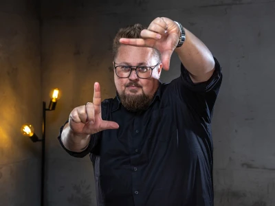 René deutet mit seinen Fingern ein Rechteck in der Luft ab.