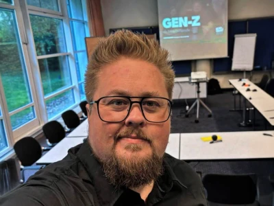 René im ein einem noch leeren Raum für einen Gen-Z-Workshop