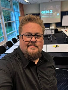 René im ein einem noch leeren Raum für einen Gen-Z-Workshop