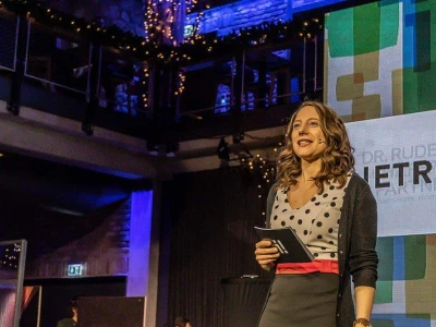 Moderatorin Kora auf einer Bühne