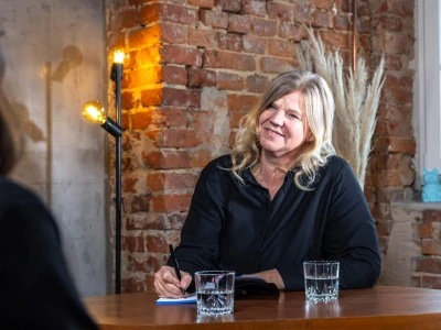 Zwei Personen. Marketingberatung mit Christine am Tisch.