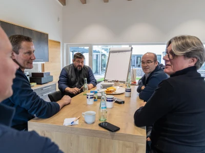 Führungskräfte Gespräch Gruppe von 5 Männern