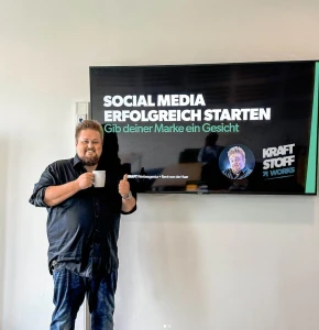 René vor einem TV. Folie: Social Media starten – Gib deiner Marke ein Gesicht.