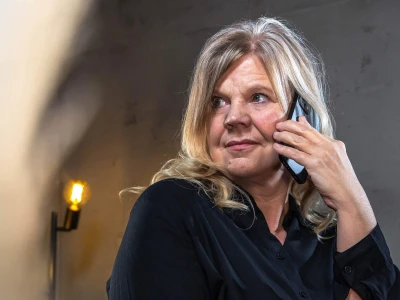 Christine Korte telefoniert