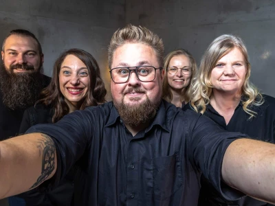 Team Kraftstoff blickt direkt in die Kamera. 3 Frauen, 2 Männer.