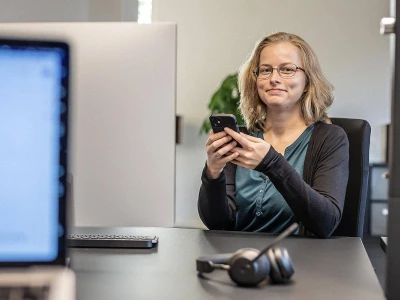 Natascha hält ein Smartphone in der Hand