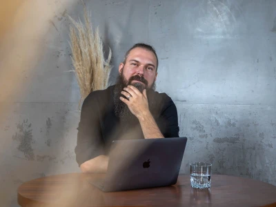 Andre am Tisch mit Laptop