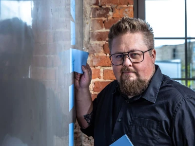 René klebt Klebezettel an die Wand