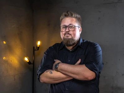 Porträt von René von der Haar mit verschränkten Armen.