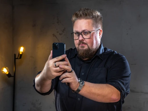 Foto/Video-Aufnahme. René hält ein Smartphone.