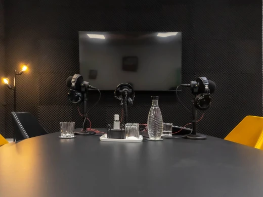 Podcast Studio mit Mischpult und drei Microphone