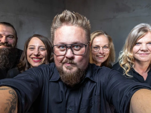 Team Kraftstoff blickt direkt in die Kamera. 3 Frauen, 2 Männer.