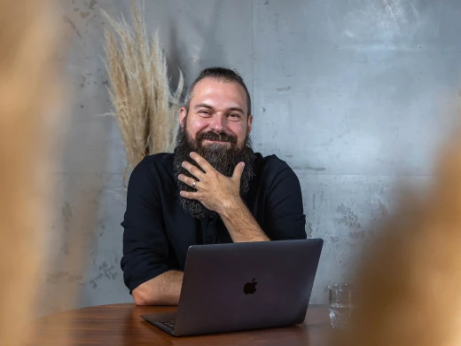 Andre am Tisch mit Laptop