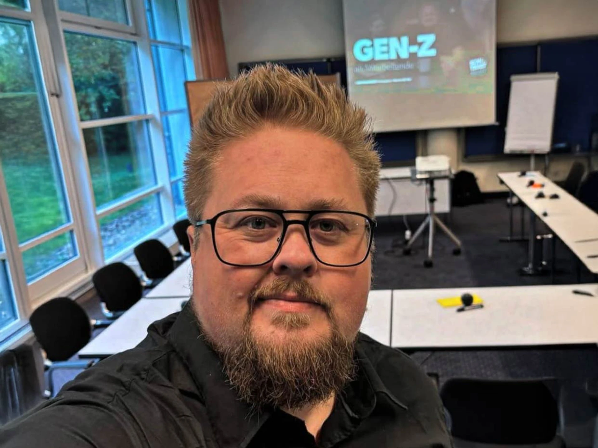 René im ein einem noch leeren Raum für einen Gen-Z-Workshop