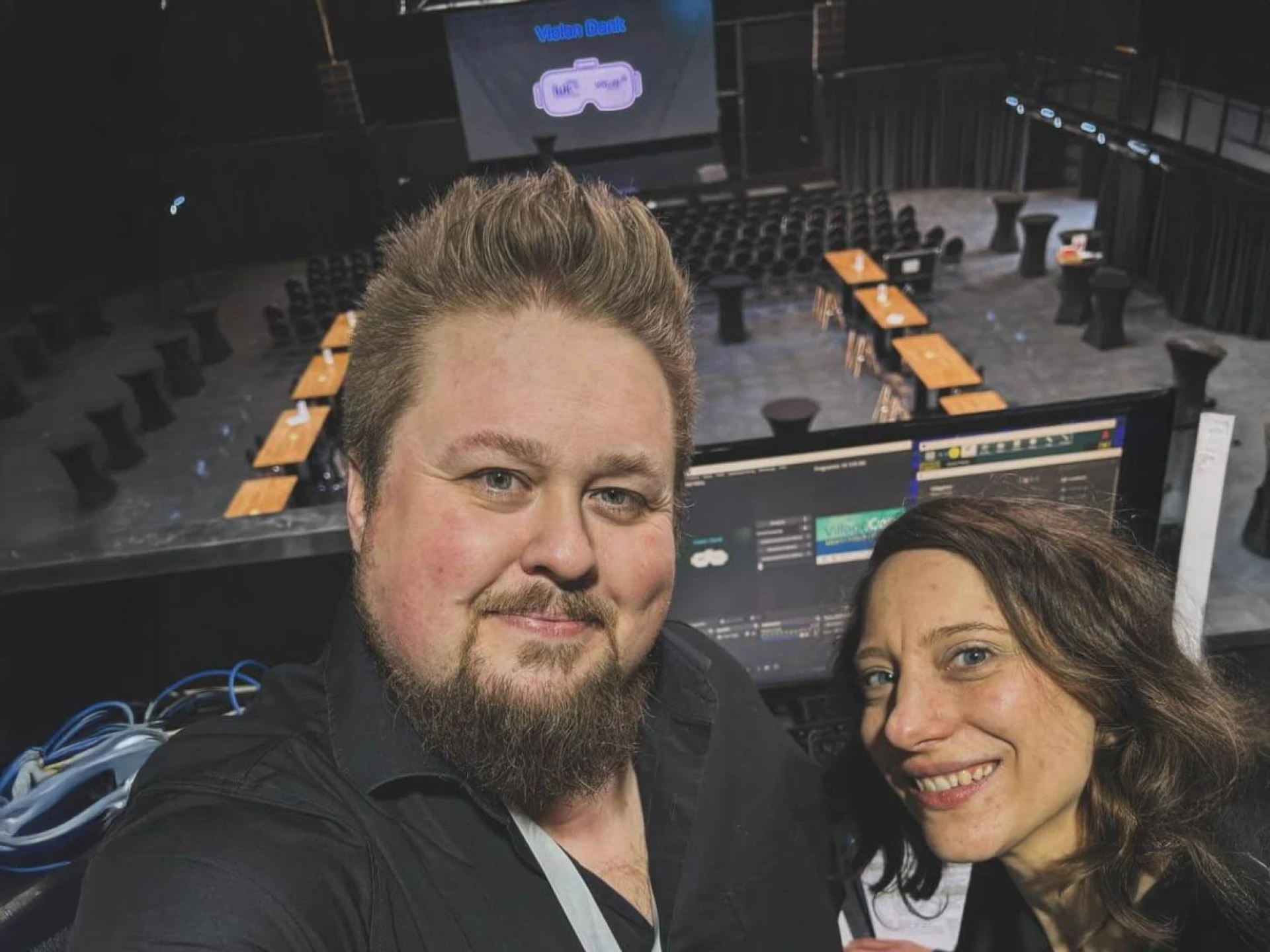 Moderatorin Kora und Speaker René vor einer noch leeren Veranstaltungshalle.