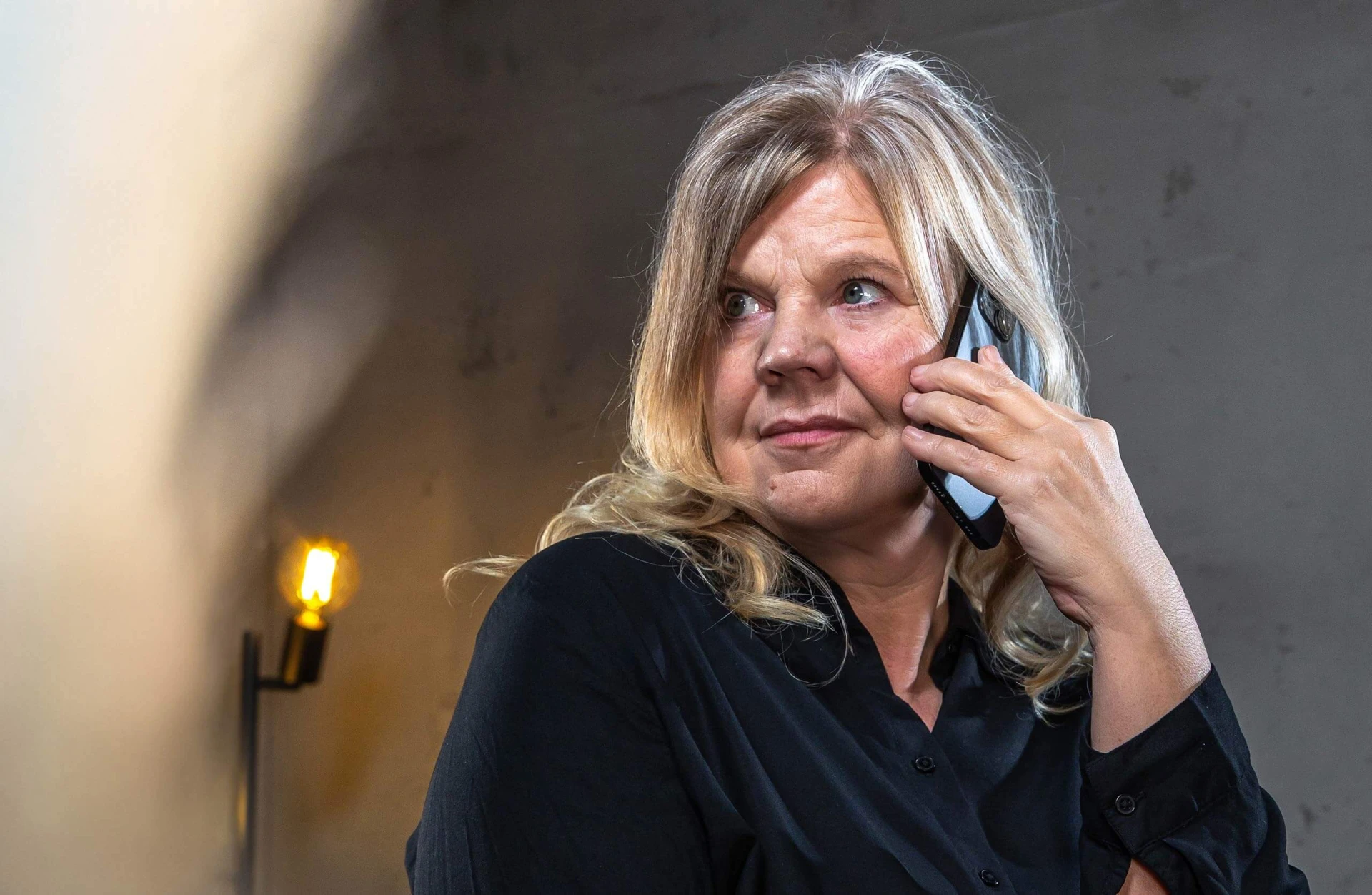 Christine Korte telefoniert