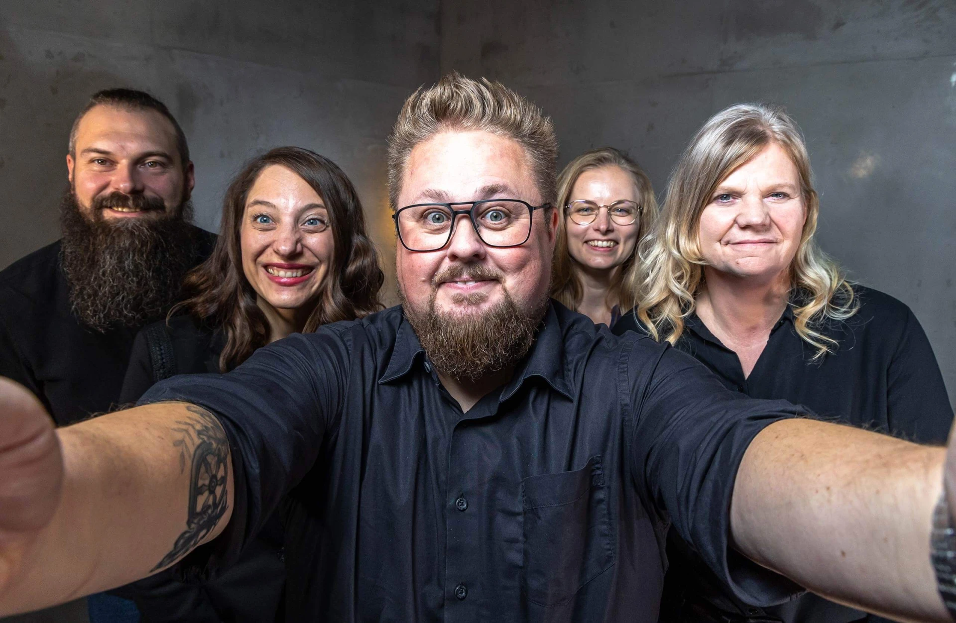 Team Kraftstoff blickt direkt in die Kamera. 3 Frauen, 2 Männer.