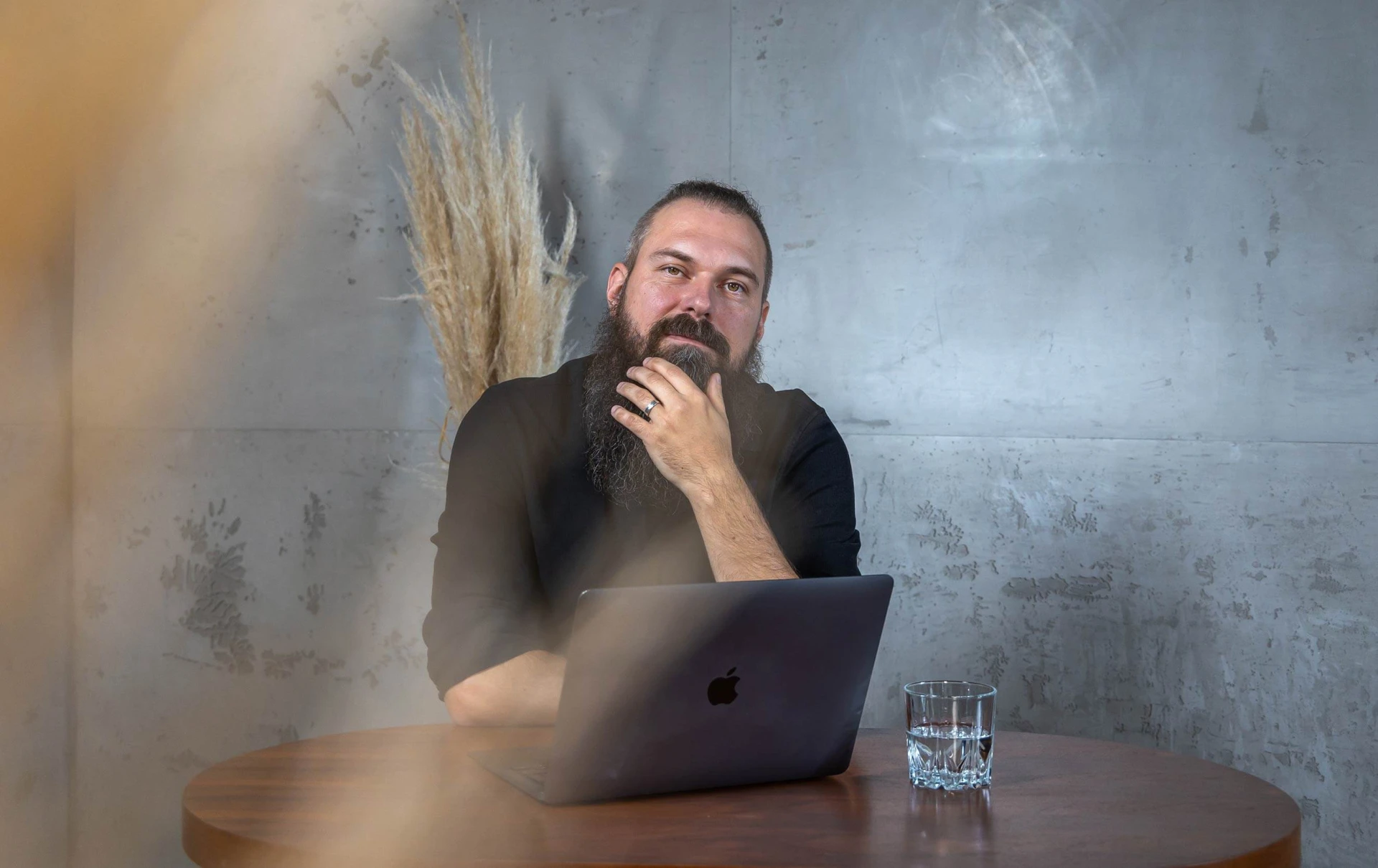 Andre am Tisch mit Laptop