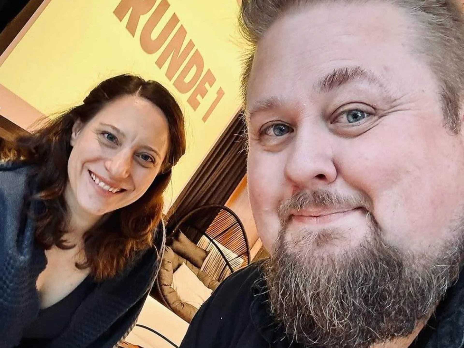 Workshopleitende Kora und René vor einer Beamerleinwand – darauf steht Runde 1