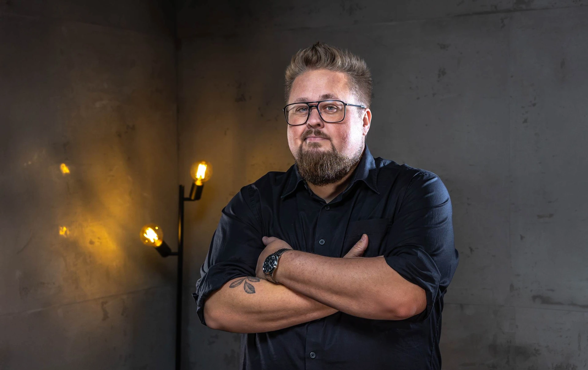 Porträt von René von der Haar mit verschränkten Armen.