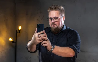 Foto/Video-Aufnahme. René hält ein Smartphone.