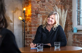 Zwei Personen. Marketingberatung mit Christine am Tisch.