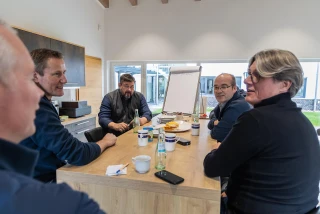 Führungskräfte Gespräch Gruppe von 5 Männern