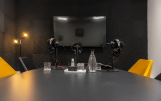 Podcast Studio mit Mischpult und drei Microphone