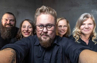 Team Kraftstoff blickt direkt in die Kamera. 3 Frauen, 2 Männer.