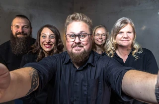 Team Kraftstoff blickt direkt in die Kamera. 3 Frauen, 2 Männer.