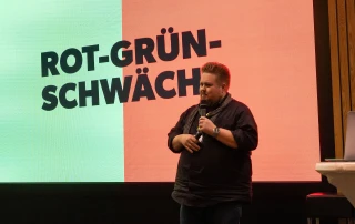 René präsentiert. Rot-Grün-Schwäche Barrierefreiheit-Vortrag.