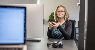 Natascha hält ein Smartphone in der Hand