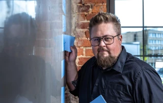 René klebt Klebezettel an die Wand