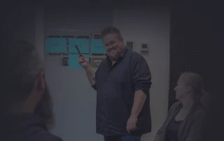 Hintergrundbild mit René der etwas erklärt.