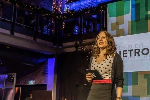 Moderatorin Kora auf einer Bühne