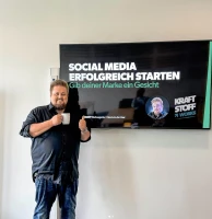 René vor einem TV. Folie: Social Media starten – Gib deiner Marke ein Gesicht.
