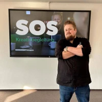 SOS-Kreativbegleitung Workshop mit René vor einem TV.